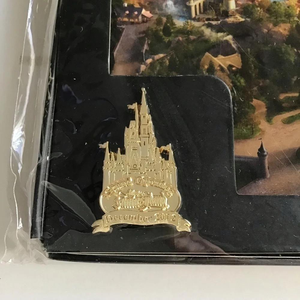 Disney Fantasyland Pin & Litho Magic Kingdom 2012 Grand Opening Cast Member NEW - Picture 4 of 13
